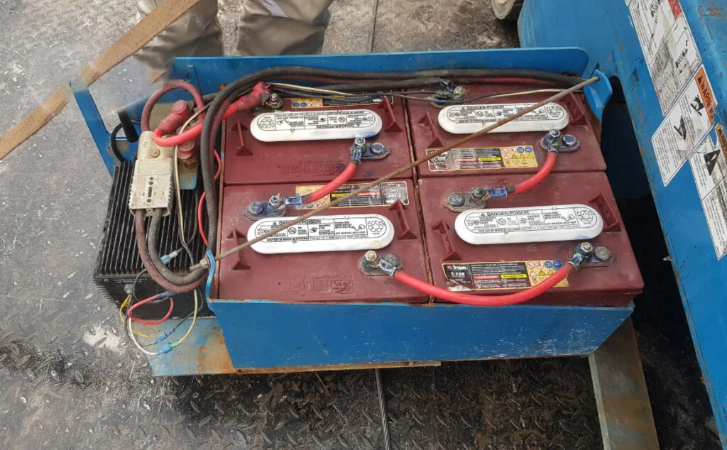 Cáp nguồn ắc quy xe nâng người là gì?