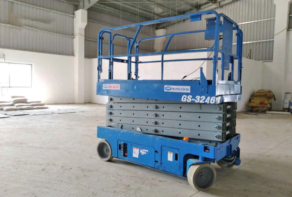 Xe nâng người vận chuyển hàng hóa trong các kho xưởng
