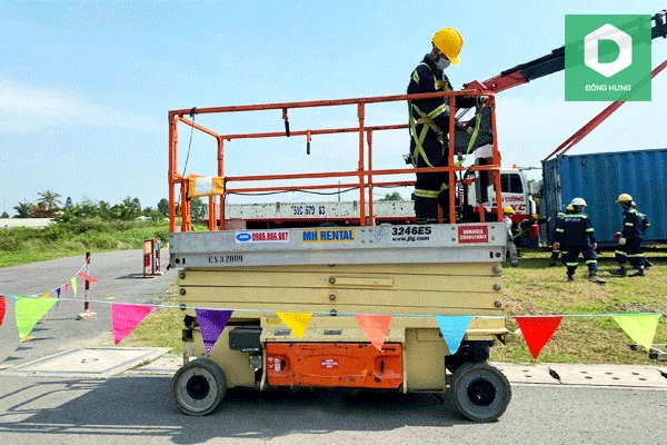 gia-xe-nang-nguoi-1 Giá thuê xe nâng người cắt kéo