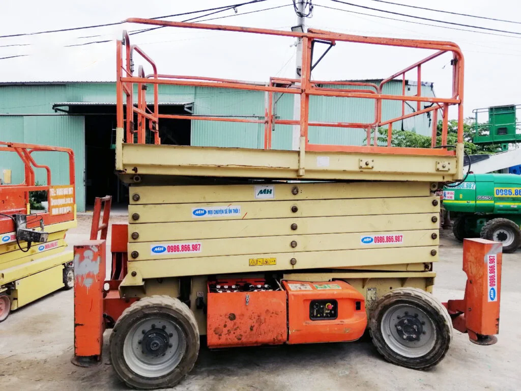 Xe nâng người cắt kéo tại Đồng Nai