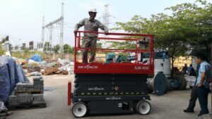 Xe nâng người 12m làm việc Skyjack SJII4632