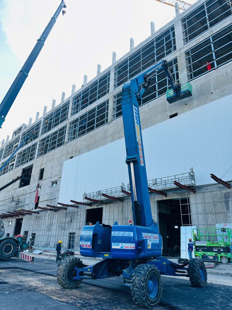Cho thuê xe nâng người Dự án xây dựng Vinhomes Cổ Loa