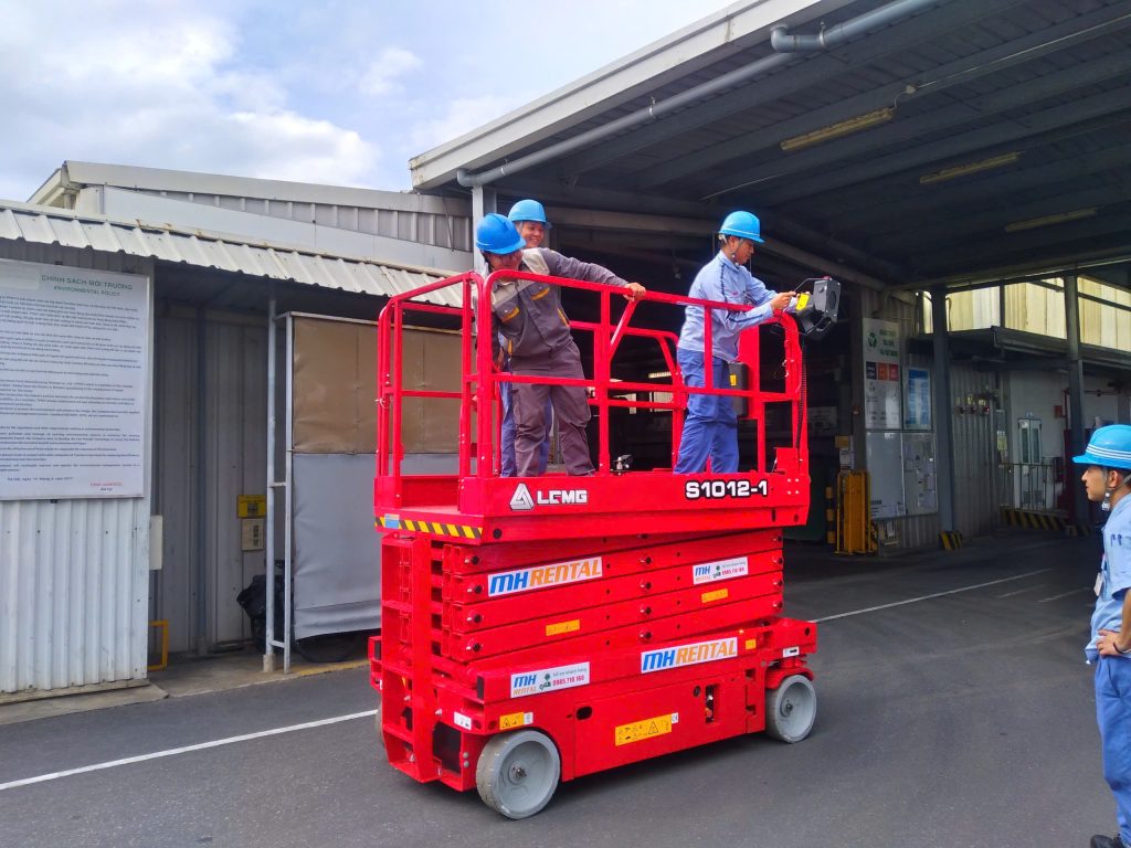 Bán xe nâng người cắt kéo 12m model S1012-1 LGMG cho Công ty Việt Tiến